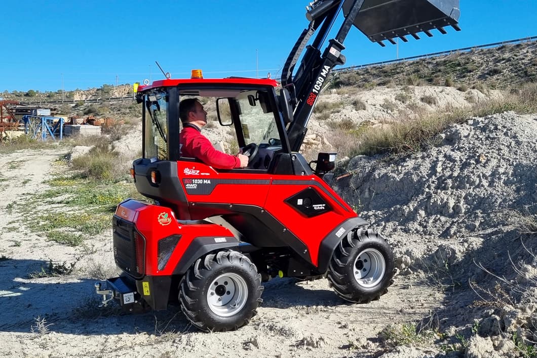 Sáez Motion – Minicargadora Articulada SM 1030MA Sáez Motion - Minicargadora Articulada SM 1030MA