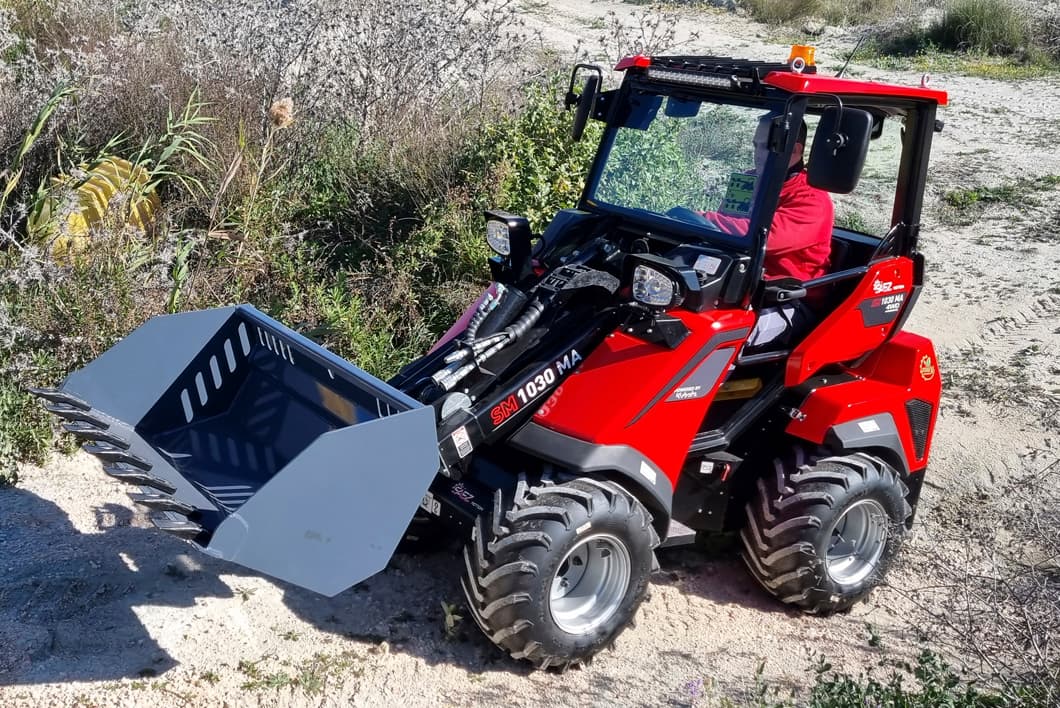 Sáez Motion – Minicargadora Articulada SM 1030MA Sáez Motion - Minicargadora Articulada SM 1030MA