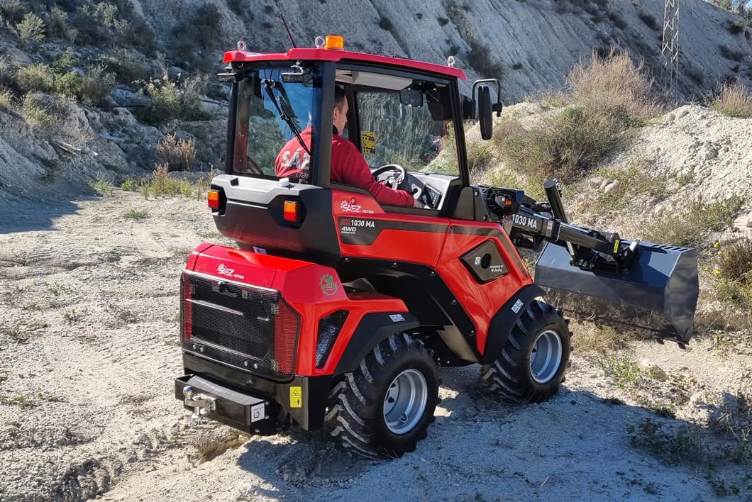 Sáez Motion – Minicargadora Articulada SM 1030MA Sáez Motion - Minicargadora Articulada SM 1030MA